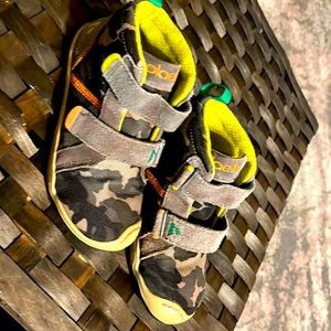 Plae high top toddler shoes. Size 11.5 Good used conditions. Style #105021-054